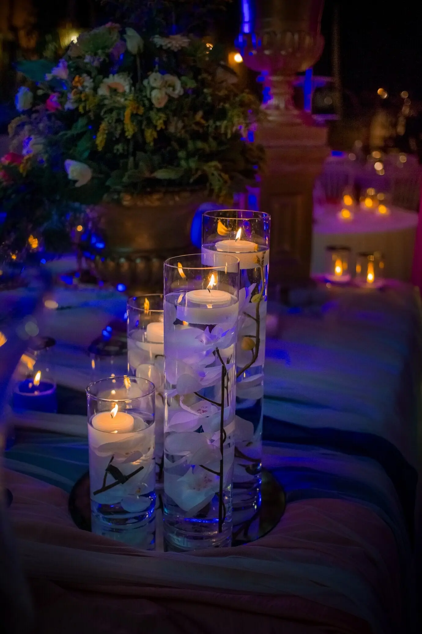 Hohe Vasen mit Wasser und Kerzen darauf